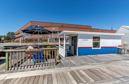Thompson Square - Bunker Hill Boat Rental | Floating Cabin Perfect for a Unique Getaway to Boston, Massachusetts