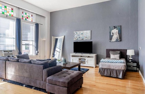 Gaslamp Quarter Hotel | Free Parking Walk to Conv Center 5 Beds Loft