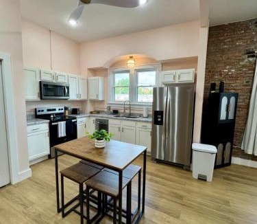 Cape Girardeau Apartment | Fresh & Cozy Retreat w King Bed By KeenStays