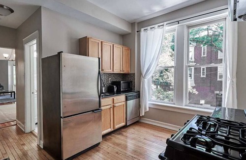 Wrightwood Neighbors Apartment | Frontdesk | Bright Open 3 BR Apt in West DePaul
