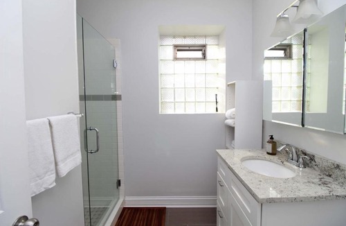 Ukrainian Village Apartment | FRONTDESK Updated 2 BR Apt with Full Kitchen