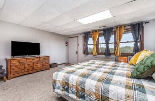Apple River Cabin | Full Retreat 2 Motel Style Rooms l 4 beds | Noon CheckIn