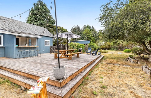 Fort Bragg House | Fully renovated historic home in the sunbelt with lovely yard, deck & firepit