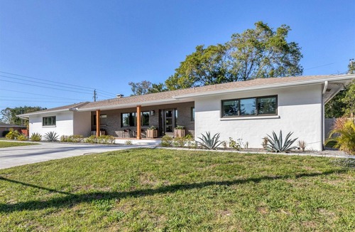 Southgate House | Fully Renovated Mid Century Ranch minutes from Siesta Key and Downtown Sarasota!