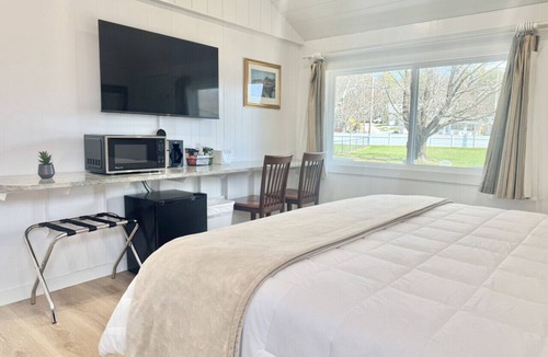 Hulls Cove Hotel | Gallagher`s Travels Room Four (King and Twin)