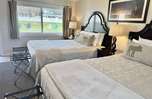 Hulls Cove Bed & Breakfast | Gallagher`s Travels Room 6 (Double Queen Beds)