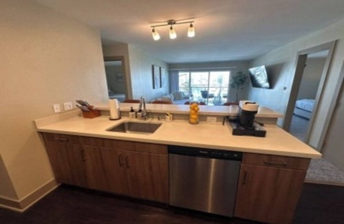 Silver Strand Bed & Breakfast | Glass Galley' Full Marina View Top Floor Waterfront Pool Gym Jacuzzi
