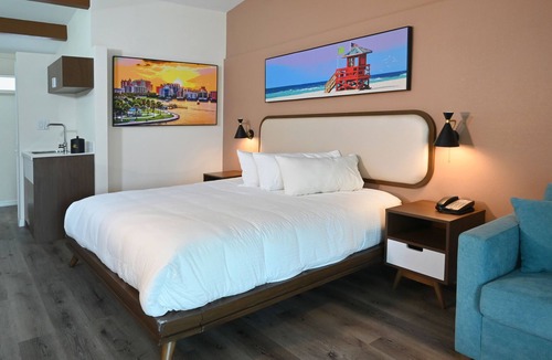Indian Beach Sapphire Shores Hotel | Golden Host Resort - Sarasota