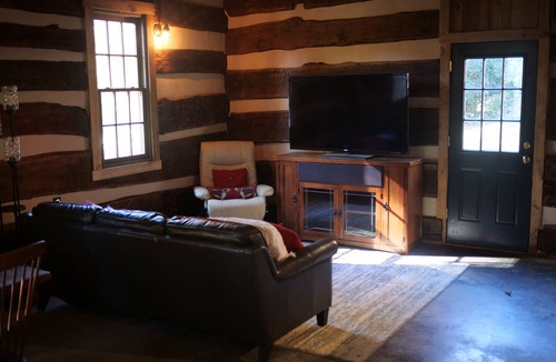 Bernville Cabin | Gorgeous Log Cabin retreat on 30 acre farm; 5 minutes from Blue Marsh Lake.