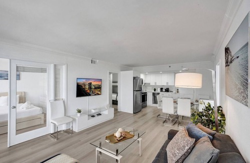 Mid Beach Apartment | Gorgeous Ocean View 3BD Condo in Beachfront Resort 907