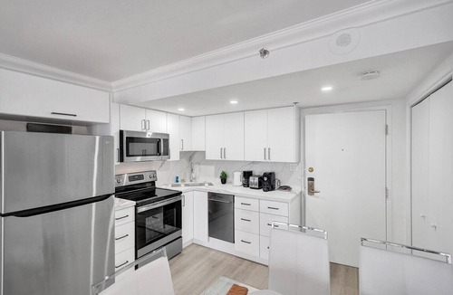 Mid Beach Apartment | Gorgeous Ocean View 3BD Condo in Beachfront Resort 907
