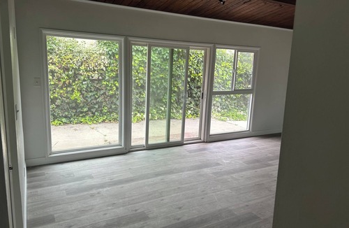 North Central House | Great neighborhood, Rose Bowl area. Front patio with hedges for family privacy.