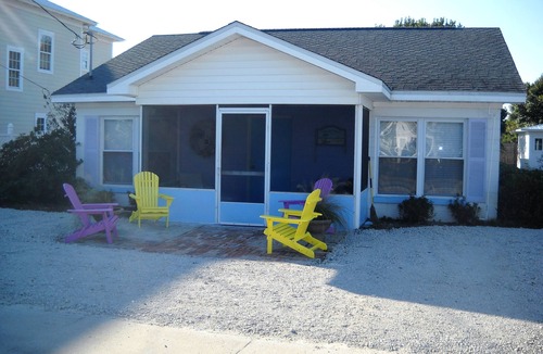 Crystal Beach Cottage | Great Tarpon Getaway Sleeps 8,Pet Friendly,Steps to the Beach