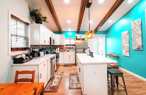 Front Royal House | Greek Spa Private Acreage Stonefire pizza oven