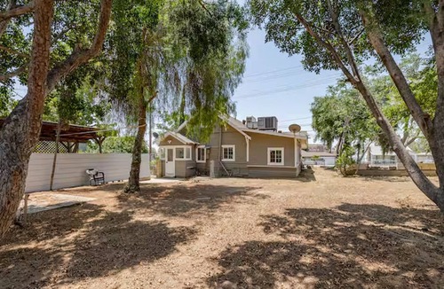 Rialto House | Guest Favorite Spacious Home w/huge Yard, Sleeps 15, Near Dining & Attractions