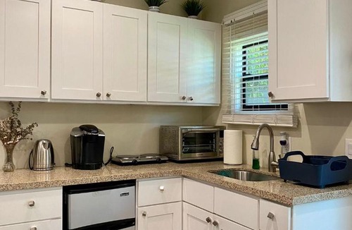 Mid City Apartment | Guest suite near La Cienega Park Beverly Hills next to LACMA La Brea Tar Pits Peterson Museum and Academy Awards Museum