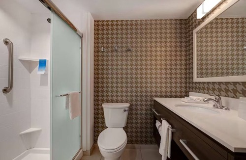 Pensacola Hotel | Gulf Breeze 2 Queen Studio w/Breakfast & Pool