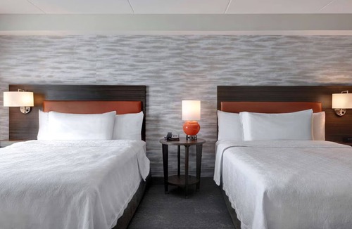 Pensacola Hotel | Gulf Breeze 2 Queen Studio w/Breakfast & Pool