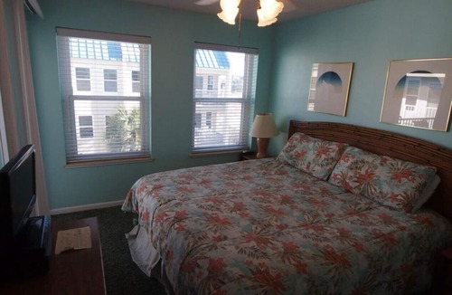 Holiday Isle Condo | Gulf Front Condo~Beach~Elevator to 3rd FL~Blue Suede Shoes