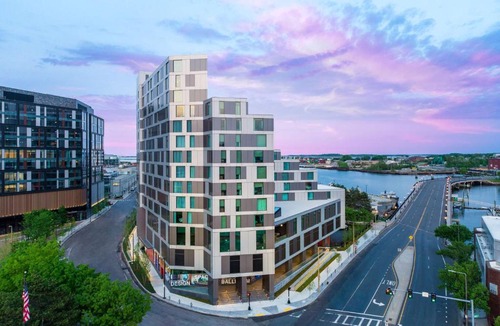 D Street - West Broadway Hotel | Hampton by Hilton at the Boston Seaport District