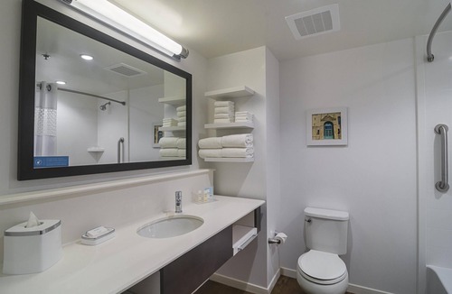 Rogers Park Hotel | Hampton Inn Chicago North-Loyola Station