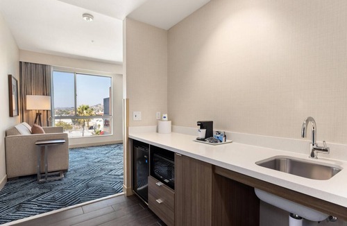 Pacific - Edison Hotel | Hampton Inn & Suites Los Angeles - Glendale