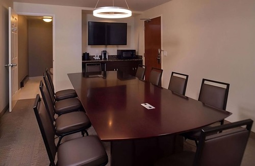 O'Hare Hotel | Hassle-free Stay w/Complimentary Airport Shuttle, Pets are Welcome!