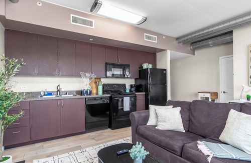 East Village Condo | Heart of Downtown 1BR Condo w/Parking, Washer & Dryer, WiFi, Jacuzzi, Gym, Bbq