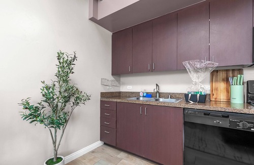 East Village Condo | Heart of Downtown 1BR Condo w/Parking, Washer & Dryer, WiFi, Jacuzzi, Gym, Bbq