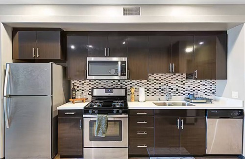 Westpark Apartment | Heart of Irvine - Luxury Apt w/Pool & Gym 中文服务-