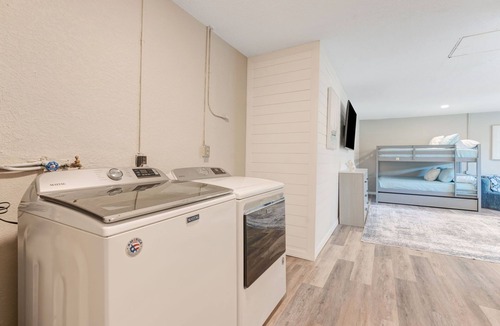 Whitfield House | Heated Pool + Sleeps 14 + Waterfront + Perfect for Groups + Close to Airport