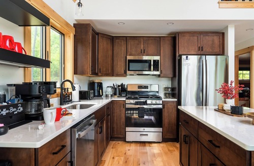 Bethel House | Heated SwimSpa, Sauna, Games, Mtn Views + 7mi to Sunday Rvr, Sleeps 14, Dogs OK