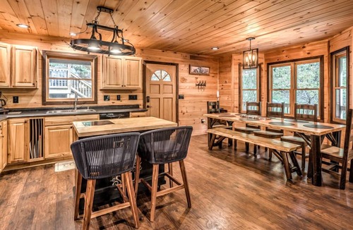 Williamstown House | Hibernation Station - Pet Friendly | Hot Tub | Fire Pit | Pool Table & Arcade Games