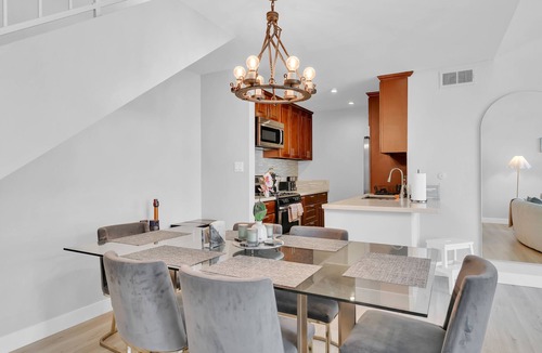 Tarzana Condo | High Ceilings 3BR with Loft-2 Baths Pool & Jacuzzi
