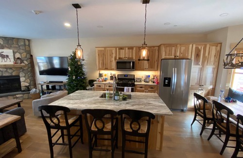 Carrabassett Valley House | High-end Ski/Golf retreat hot tub, fireplace, 4 bd rm, game rm.