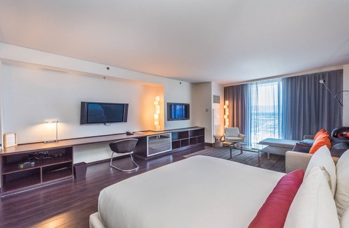 Las Vegas Hotel | High Rise Condo- Few minutes from the strip!