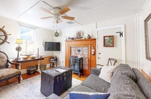 Boothbay Harbor House | Historic Boothbay Harbor cottage with antique decor, washer/dryer & deck