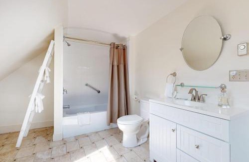 Warren House | Historic Home w/Gas Fireplace, Fast WiFi, & Private W/D - Snowbird-Friendly