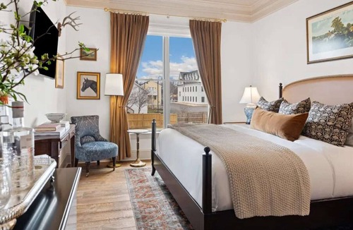 Leesburg's Old and Historic District Hotel | Historic Leesburg Stay | Fitness Center + Sauna
