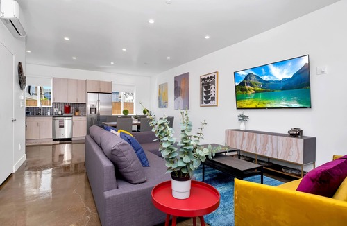 Hollywood House | ✩★ HOLLYWOOD 3B/2.5B CONDO W/BBQ & 3 parking in side property✩ ✩