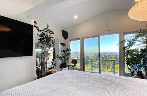 Beachwood Canyon Apartment | Hollywood Hills - Sweeping Views - High Design