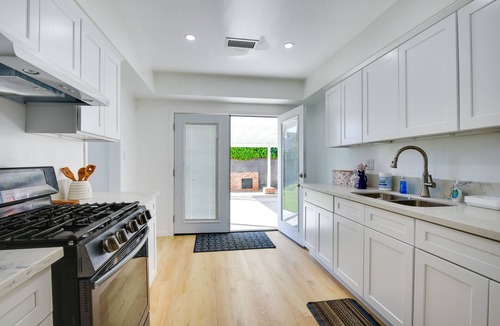 El Rancho House | Home Between Los Angeles & Disney! Patio, Yard