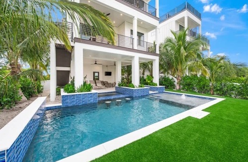 Bradenton Beach House | Hook Wine and Sinker ~ Walk to Beach/Rooftop Deck