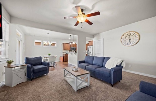 Southwest Ada County Alliance House | Hot Tub-Backyard-King-Parking-300Mbps