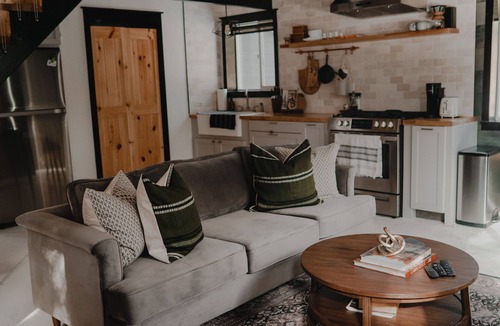 Sugarloaf Cabin | Hot Tub, Fenced Backyard, COZY CABIN, WE LOVE DOGS, Mountain Cabin, Idyll House