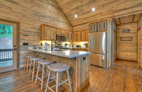Epworth Cabin | Hot Tub-Pool Table-Outdoor Living Area-wifi-2 gas fireplaces-Rafting Nearby