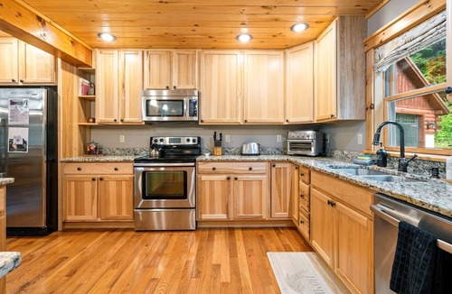 Sunday River Area Ski Chalet | Hot Tub & Sauna! 3 Min to Sunday River, Sleeps 15!