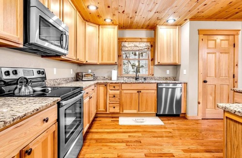 Sunday River Area Ski Chalet | Hot Tub & Sauna! 3 Min to Sunday River, Sleeps 15!