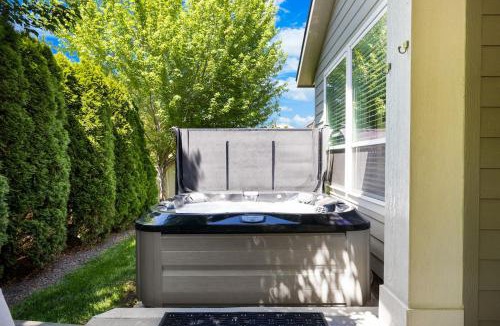 Northwest Boise City House | Hot Tub - Sauna - Fire Pit - Ping Pong - Darts