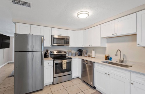Gulf Gate Estates House | HotTub Retreat w/Big Private Fenced Yard by Beach